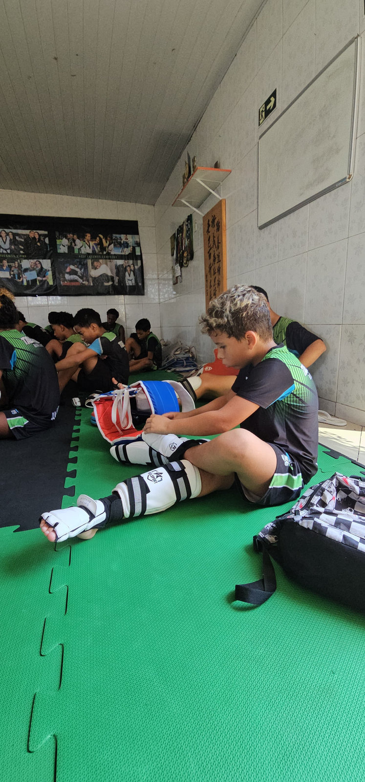 Atletas botando material de treino